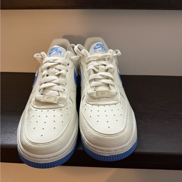 Women’s Nike Air Force 1 - Picture 2 of 3